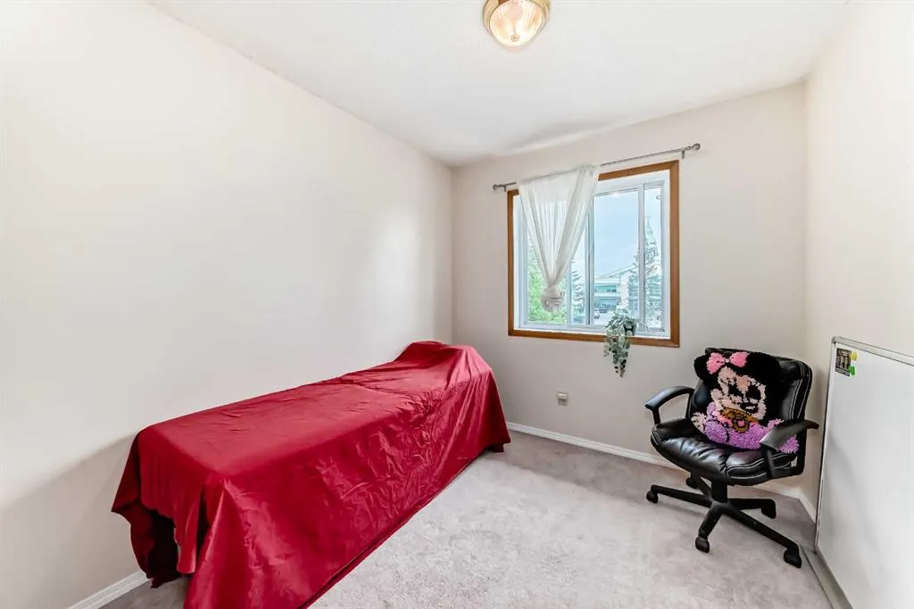 110 Edgeburn Crescent NW