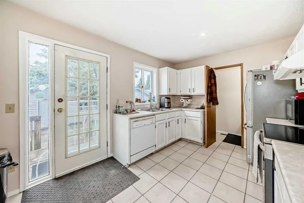 110 Edgeburn Crescent NW