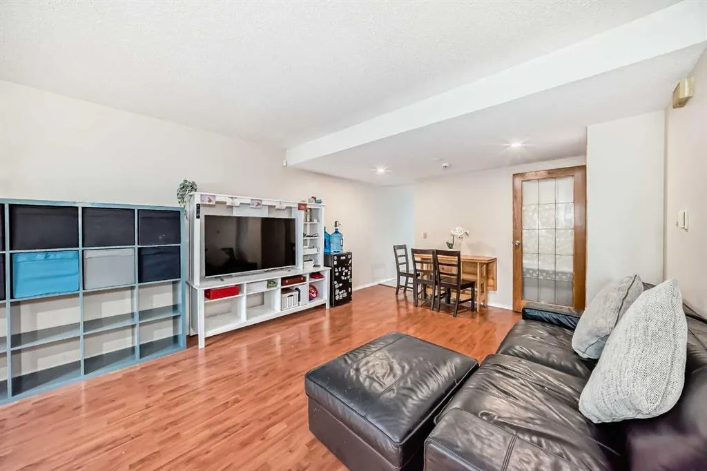 110 Edgeburn Crescent NW