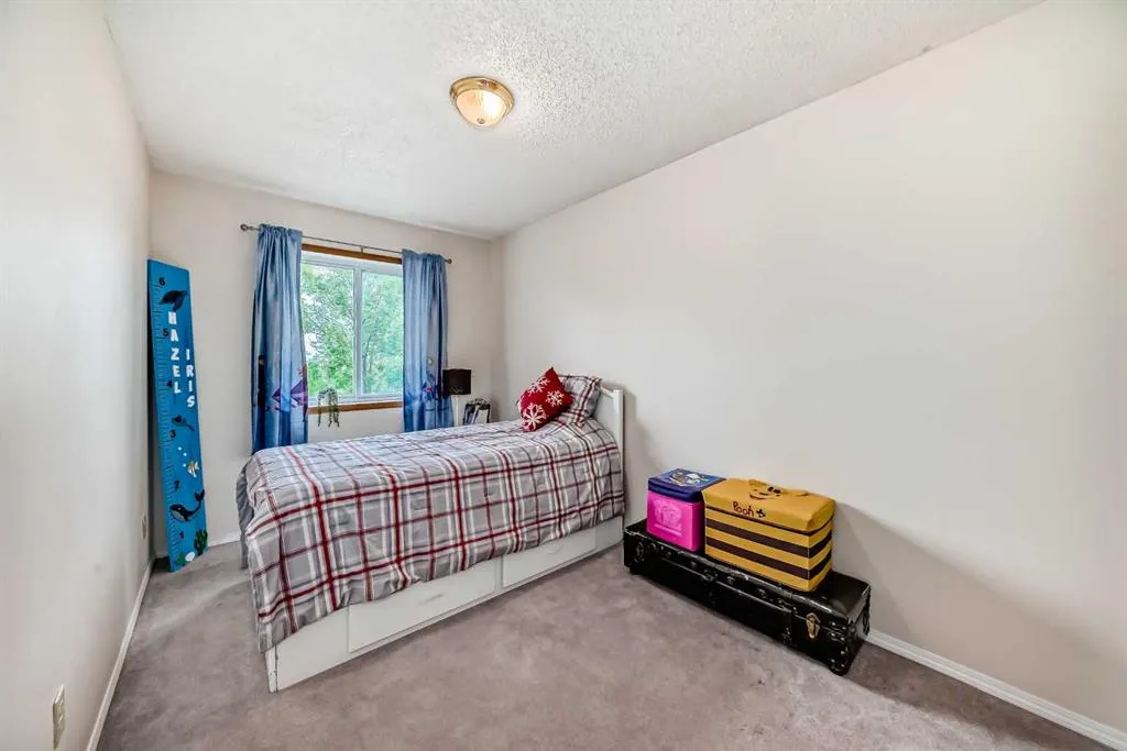 110 Edgeburn Crescent NW