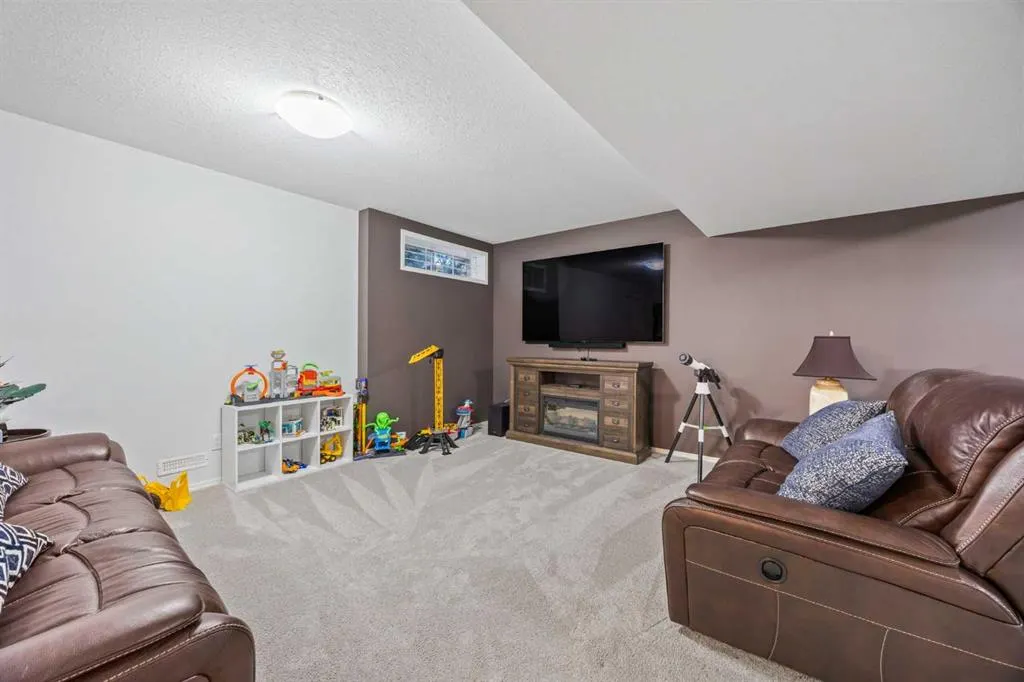47 Mckenzie Lake Crescent SE