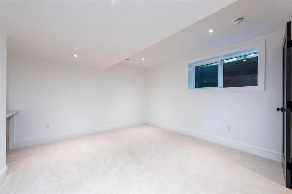 216 Pump Hill Crescent SW