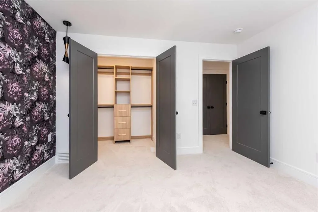 216 Pump Hill Crescent SW