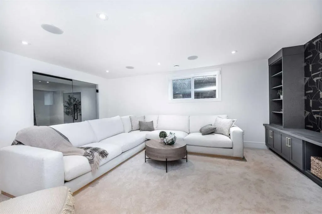 216 Pump Hill Crescent SW
