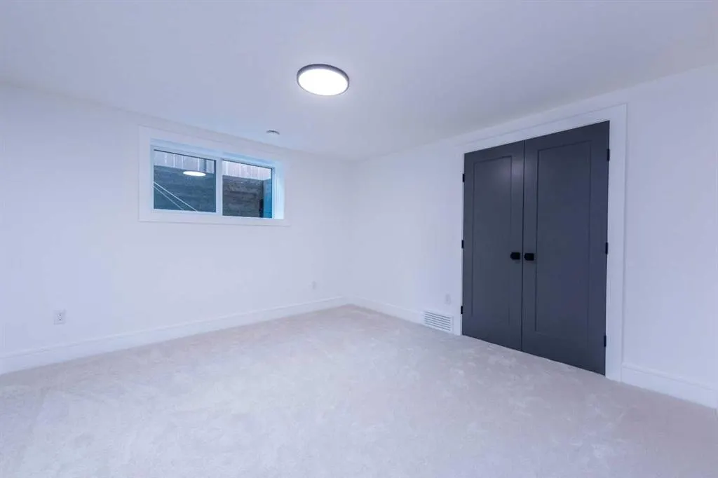 216 Pump Hill Crescent SW