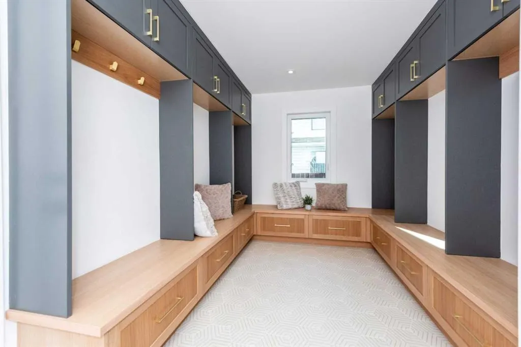216 Pump Hill Crescent SW