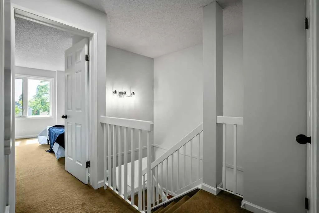 6 Coachway Green SW
