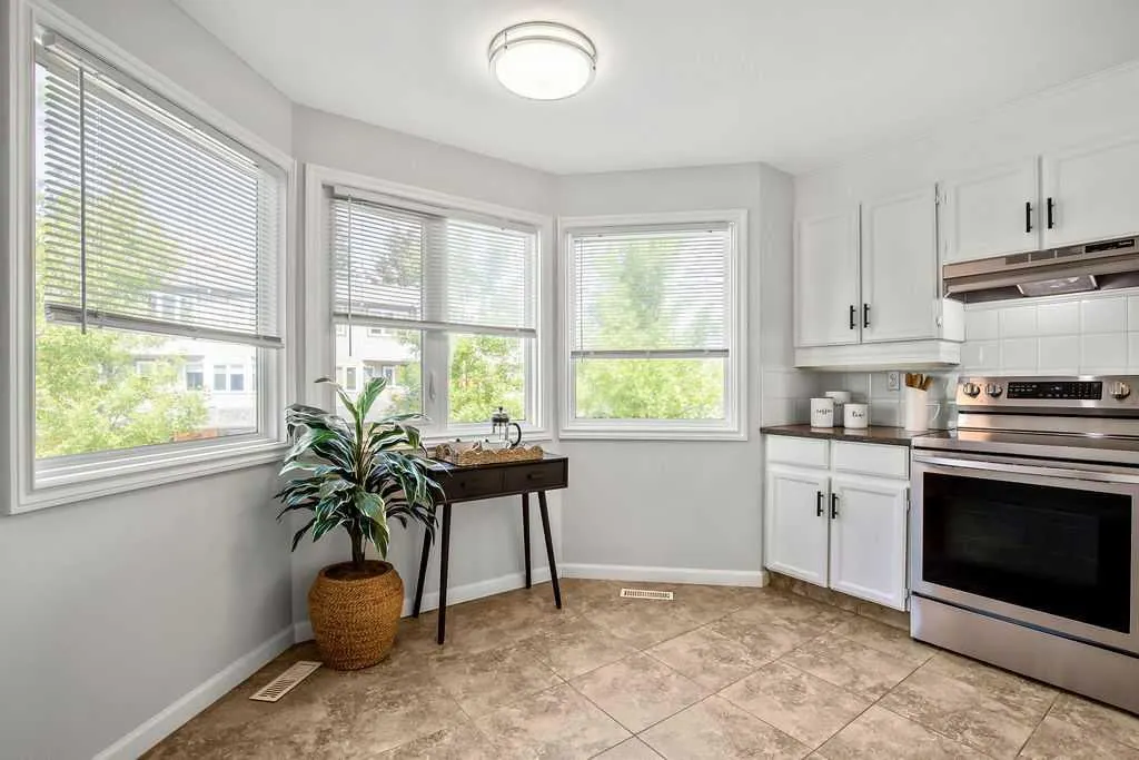 6 Coachway Green SW