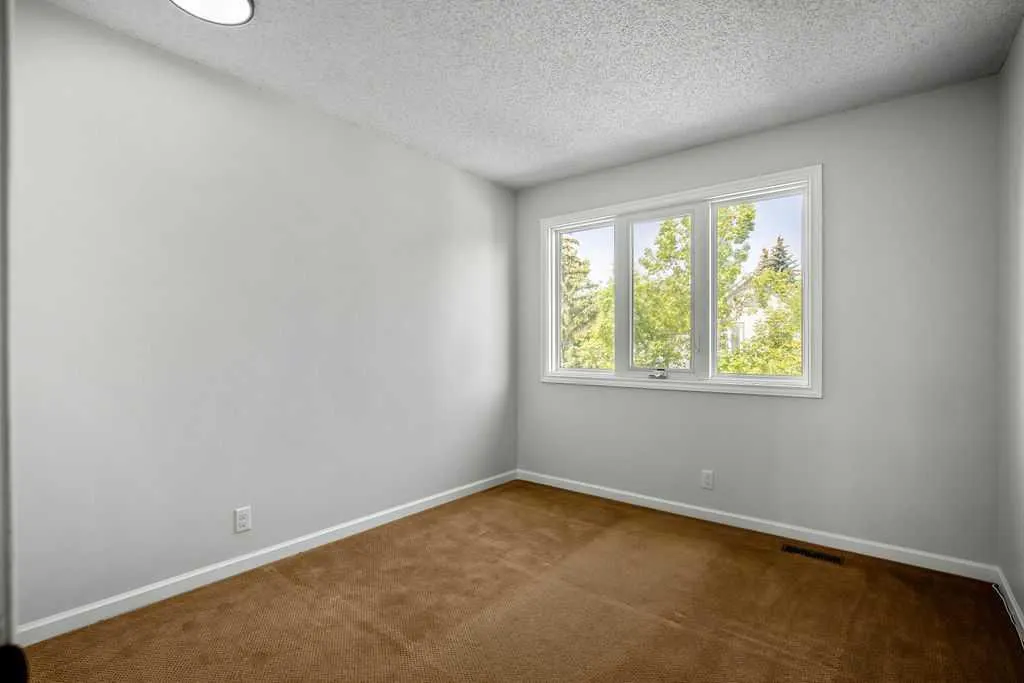 6 Coachway Green SW