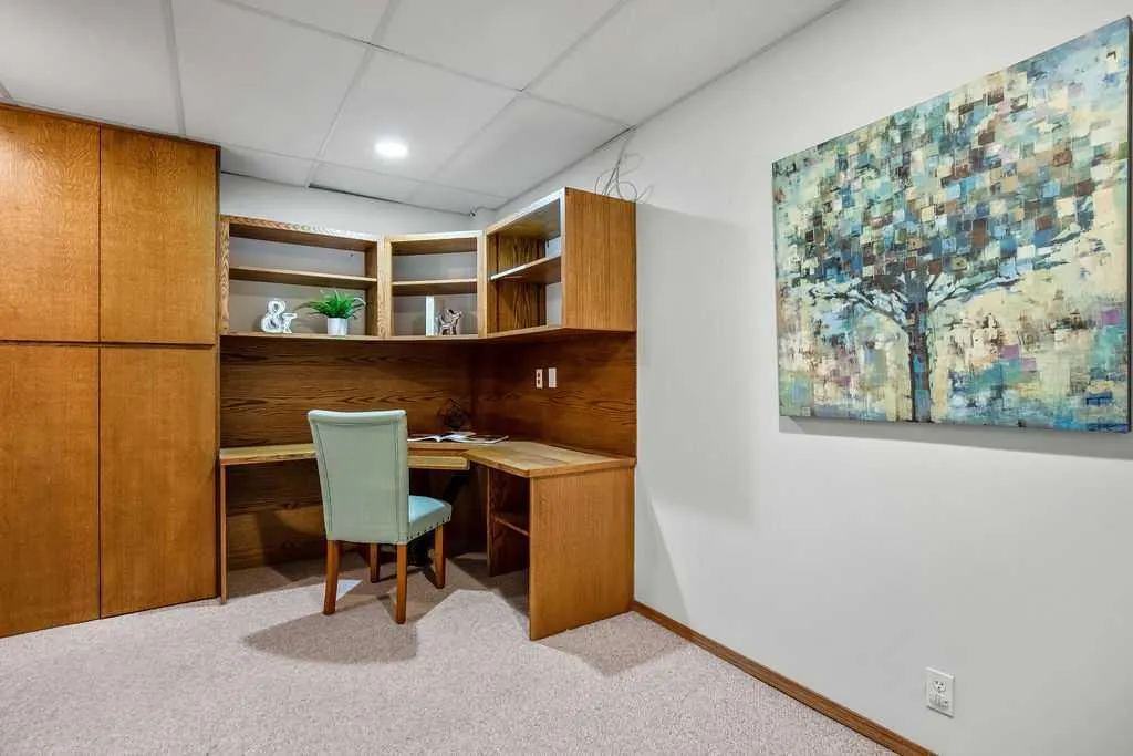 6 Coachway Green SW