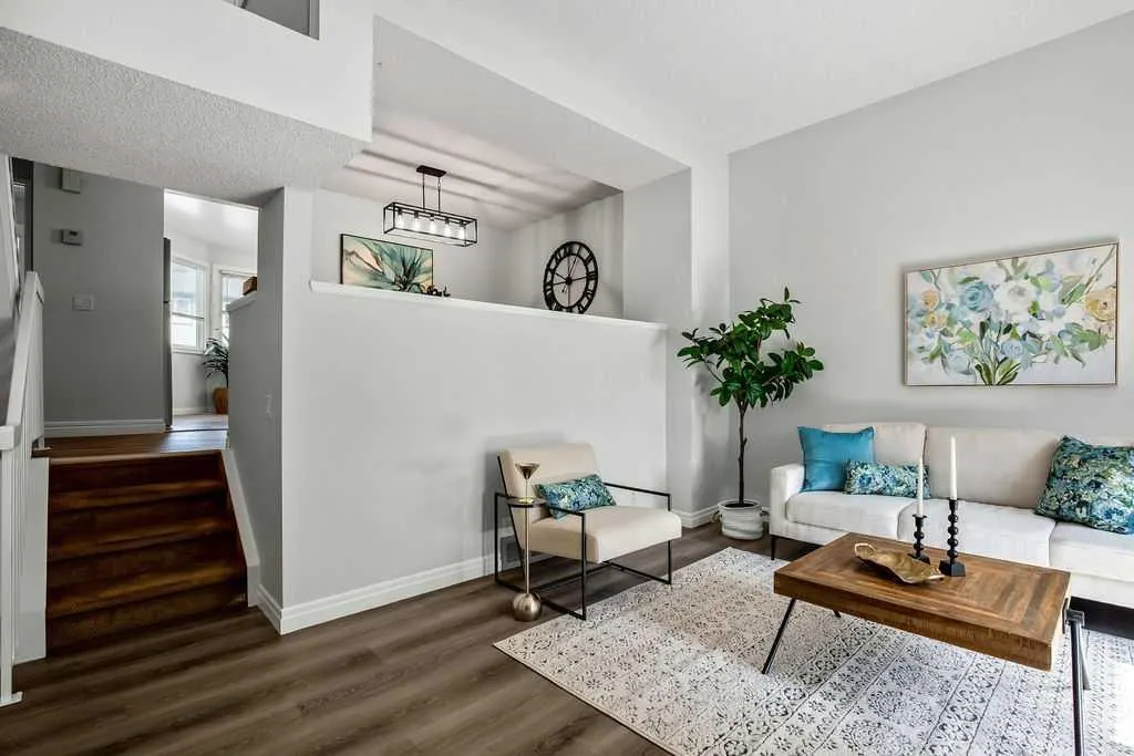 6 Coachway Green SW
