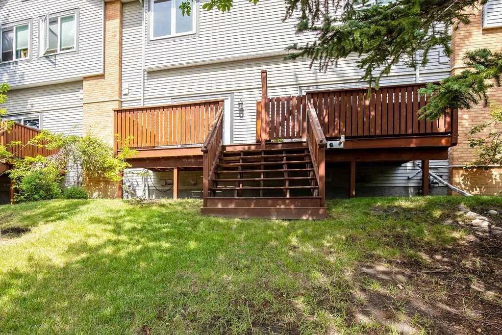 6 Coachway Green SW