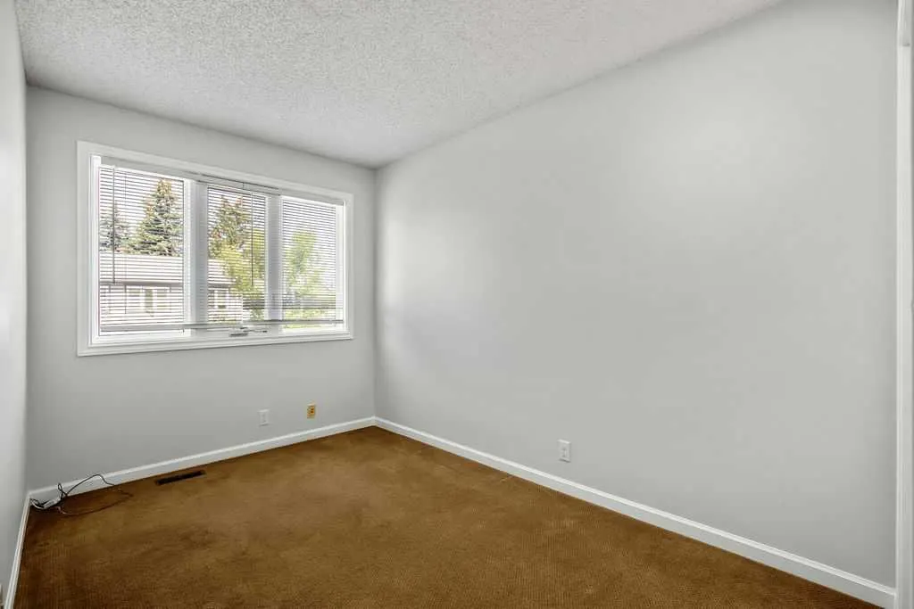 6 Coachway Green SW