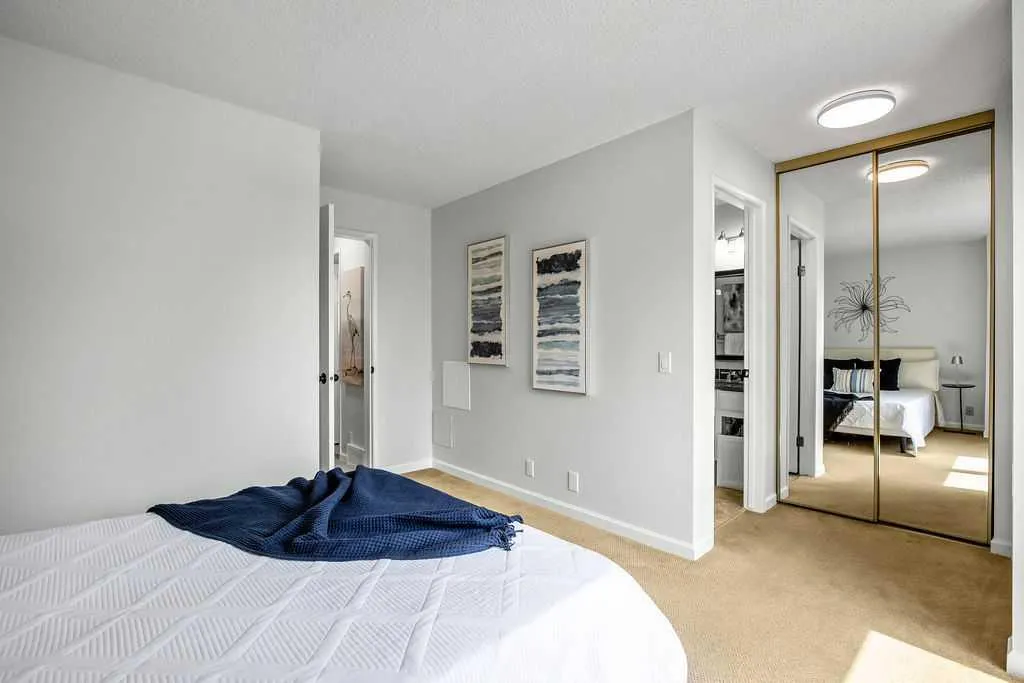 6 Coachway Green SW