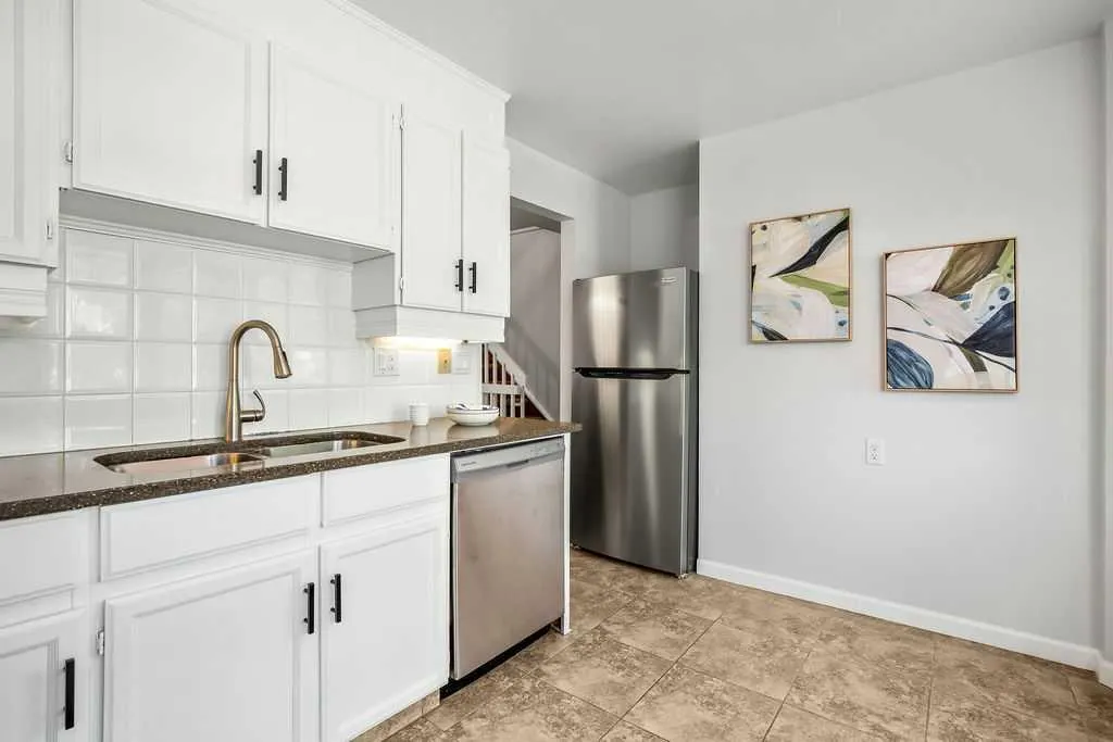 6 Coachway Green SW