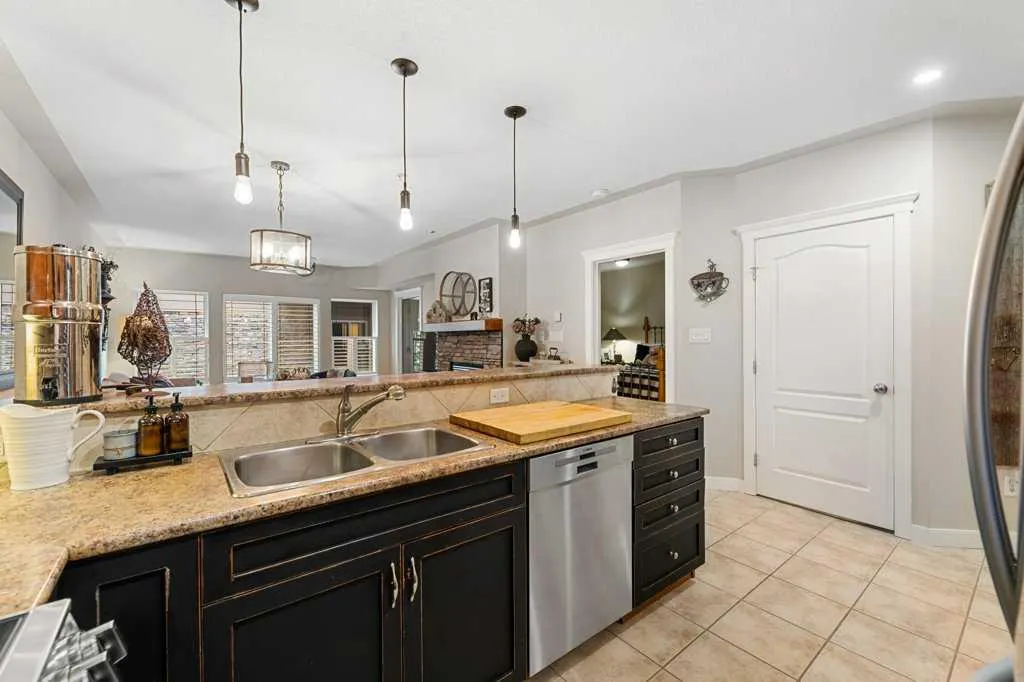 30 Discovery Ridge Close SW, #112
