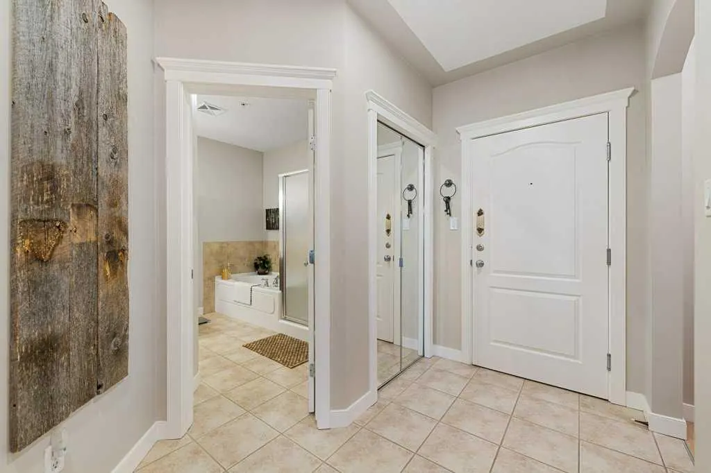 30 Discovery Ridge Close SW, #112
