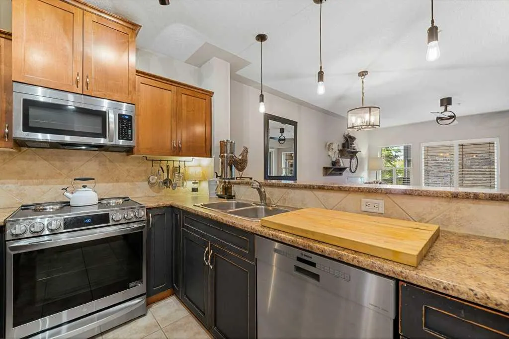30 Discovery Ridge Close SW, #112