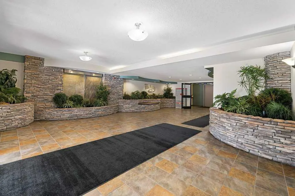 30 Discovery Ridge Close SW, #112