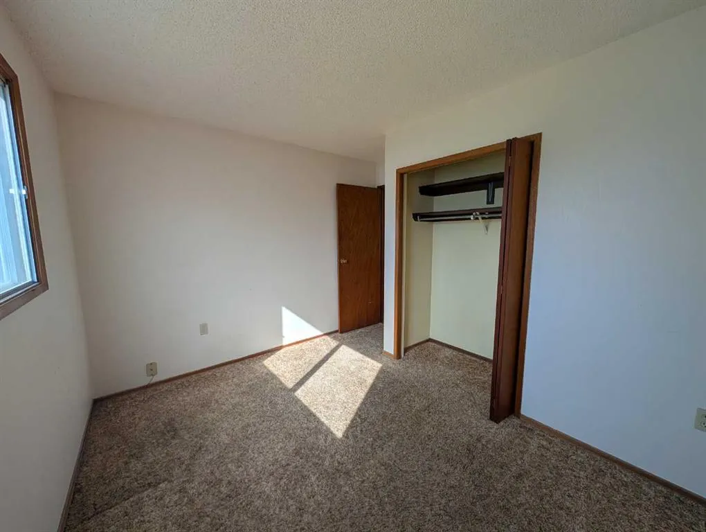 19 Rae Crescent SE