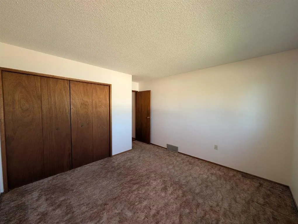 19 Rae Crescent SE