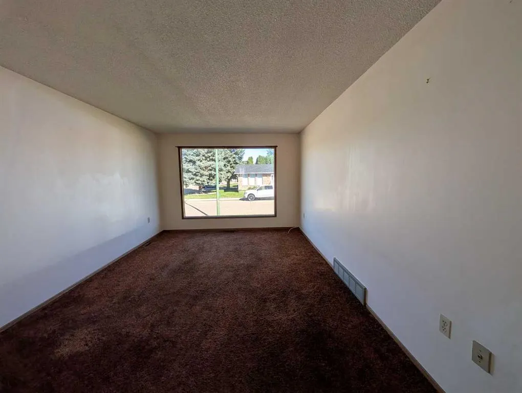 19 Rae Crescent SE