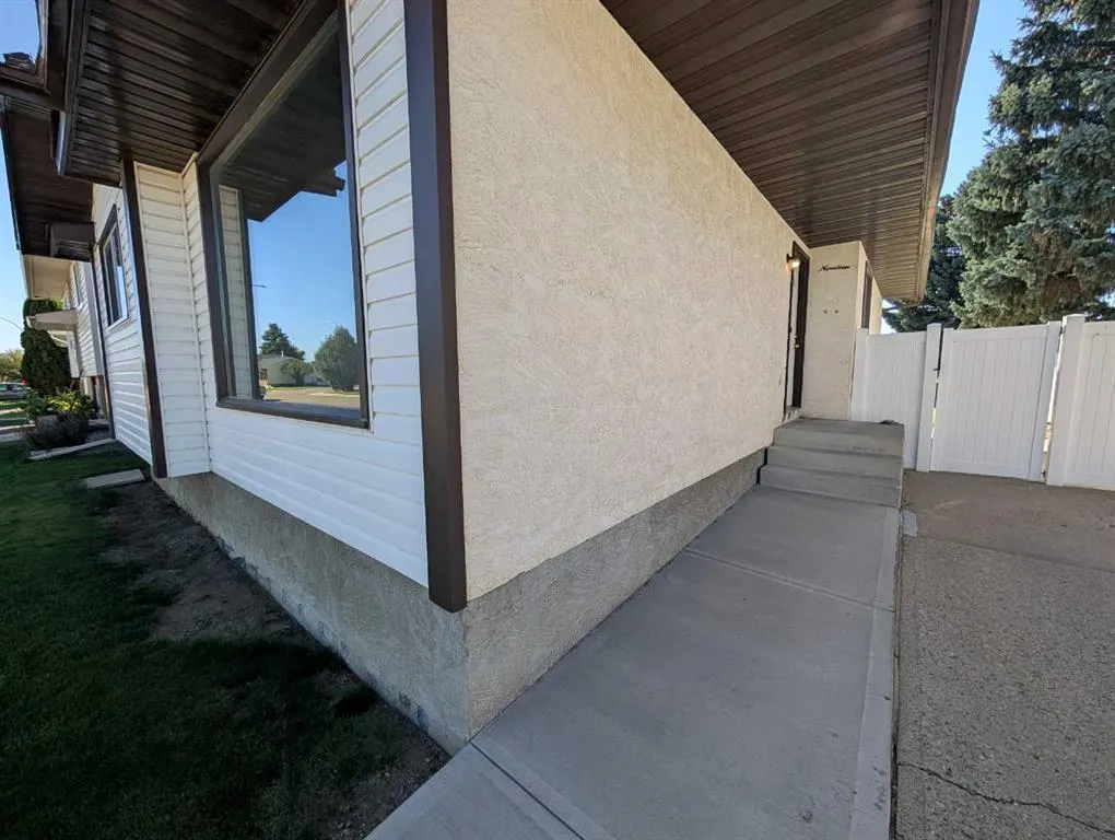 19 Rae Crescent SE