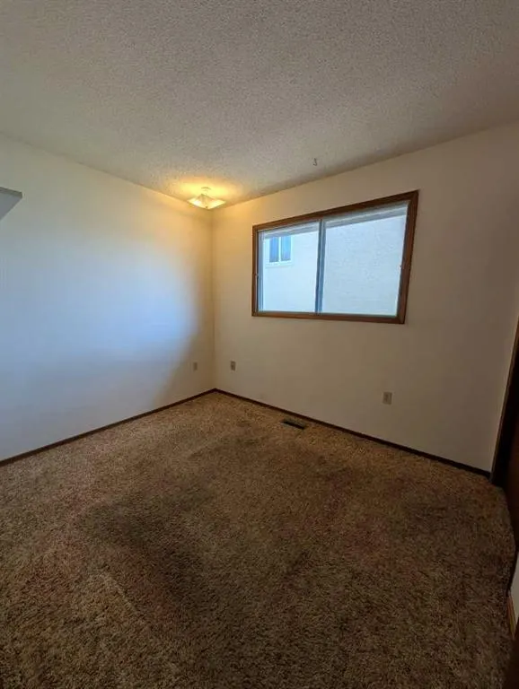 19 Rae Crescent SE