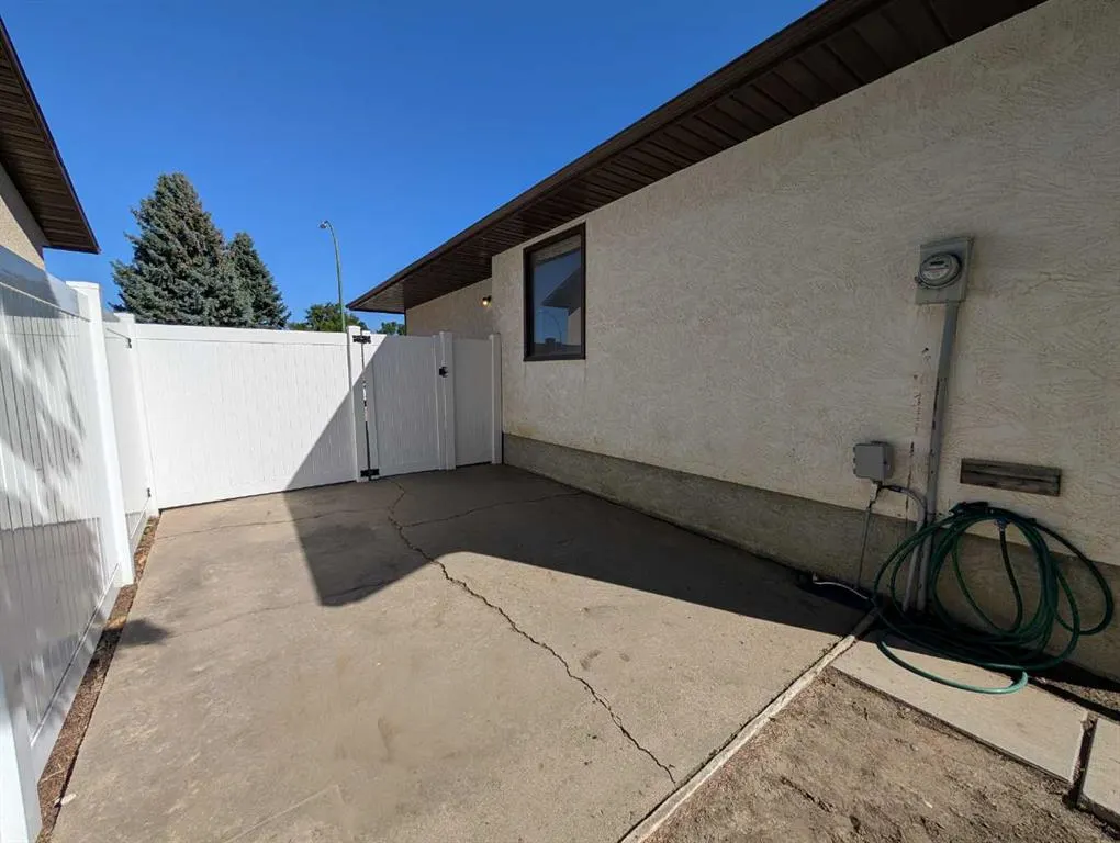 19 Rae Crescent SE