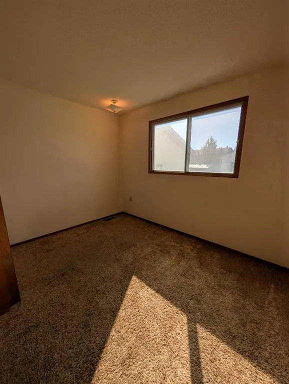 19 Rae Crescent SE