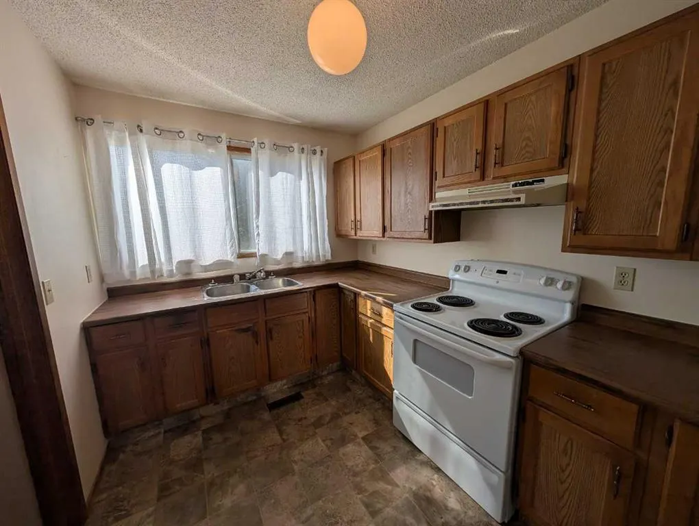 19 Rae Crescent SE