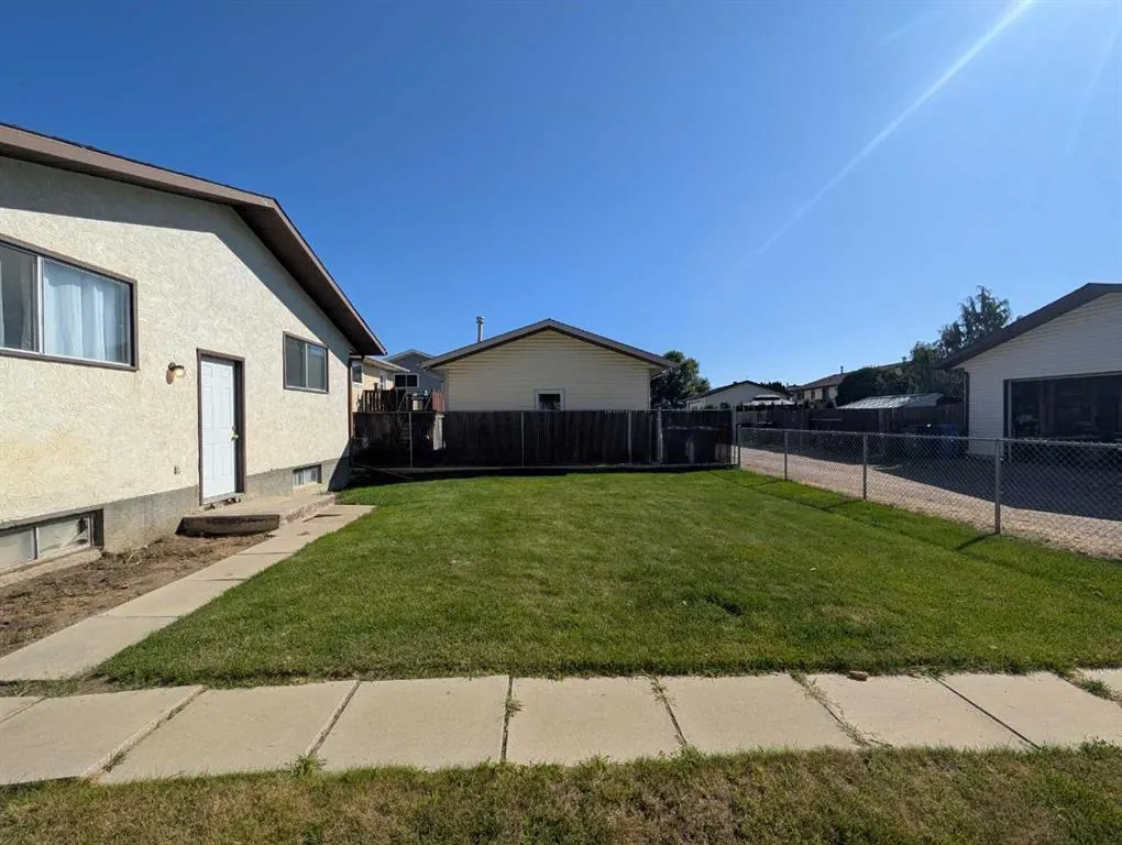 19 Rae Crescent SE