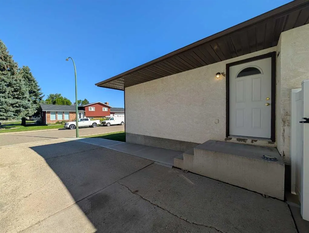 19 Rae Crescent SE
