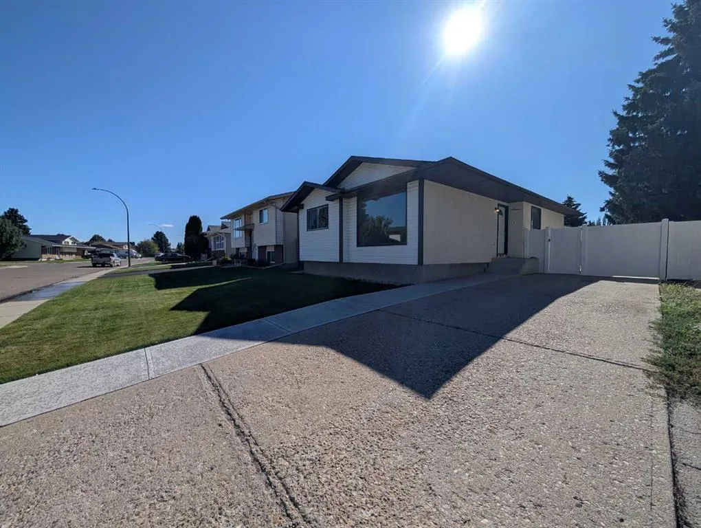 19 Rae Crescent SE