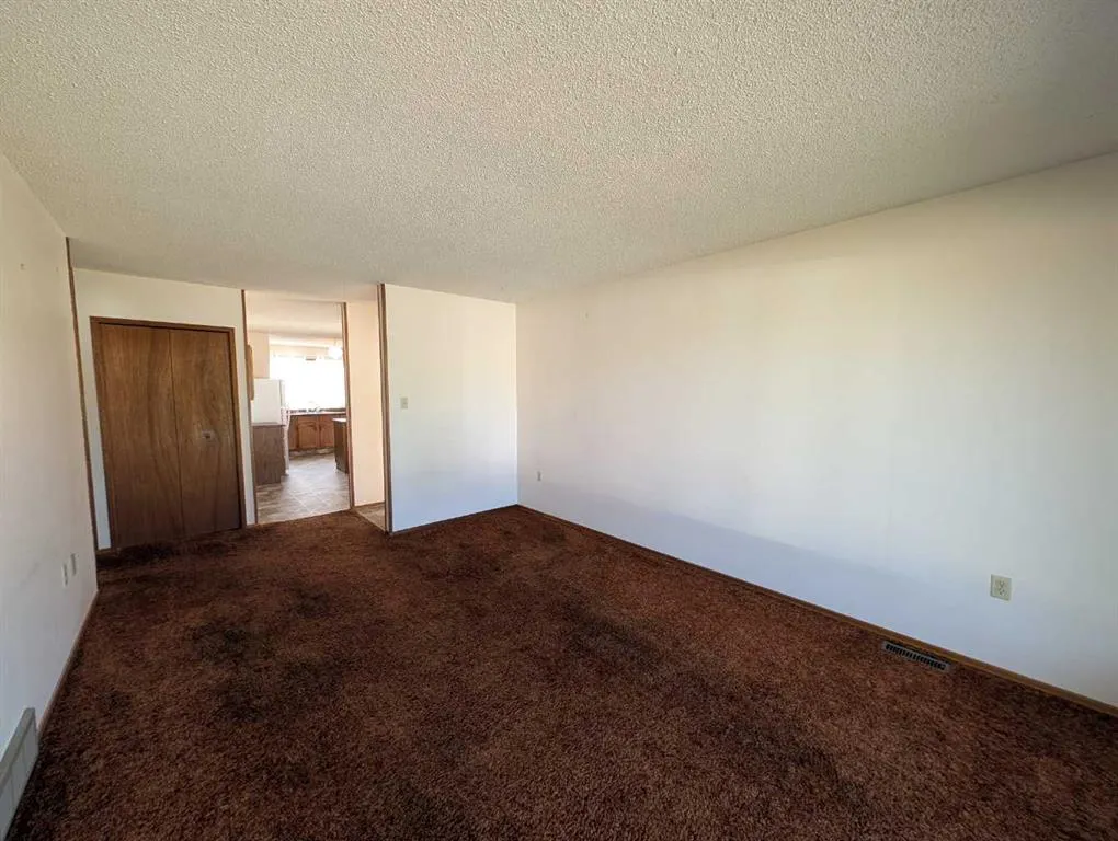 19 Rae Crescent SE