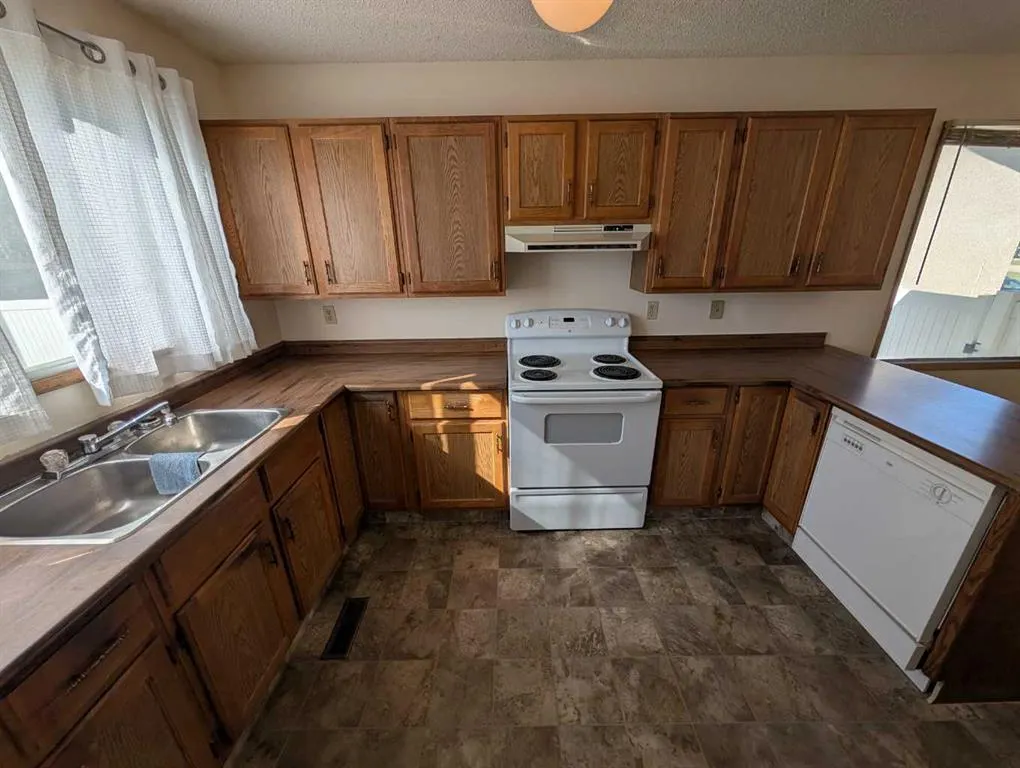 19 Rae Crescent SE
