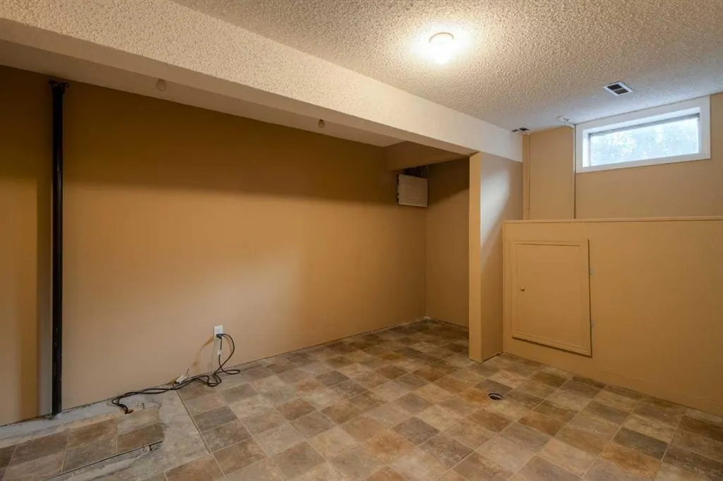 946 Columbia Boulevard W