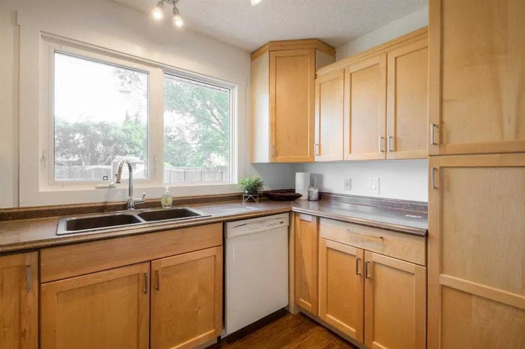 946 Columbia Boulevard W