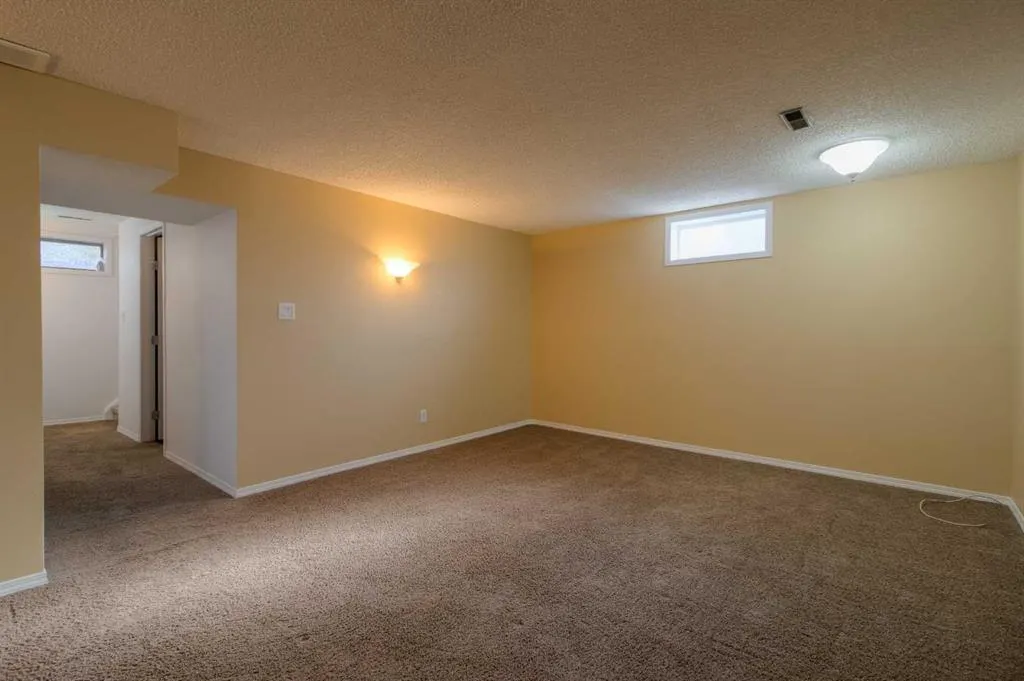 946 Columbia Boulevard W