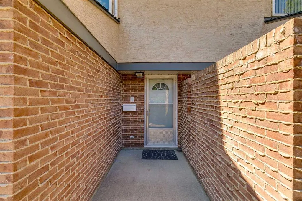 305 Brae Glen Road SW
