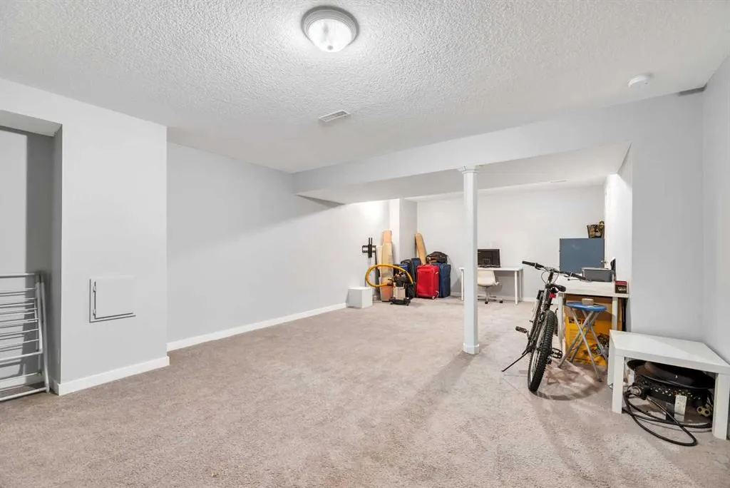 237 Willowbrook Close NW