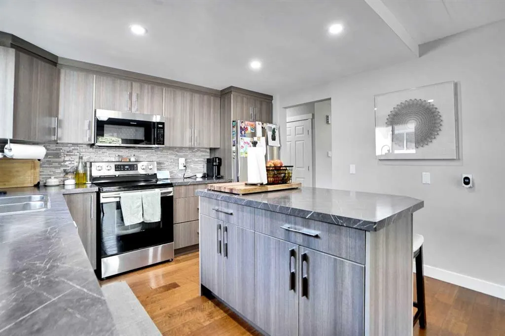 103 Castlebury Way NE