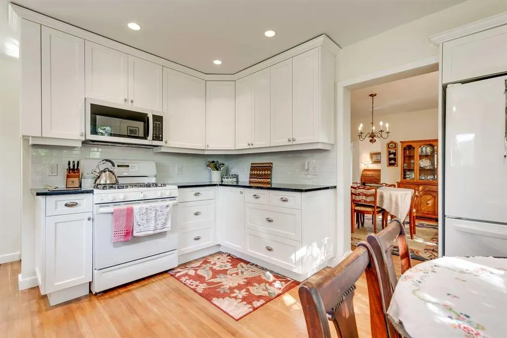 61 Elma Street W
