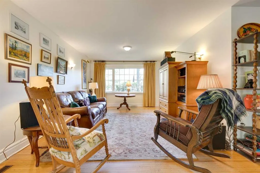 61 Elma Street W