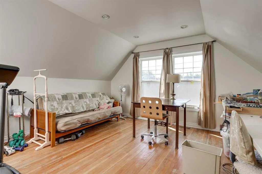 61 Elma Street W