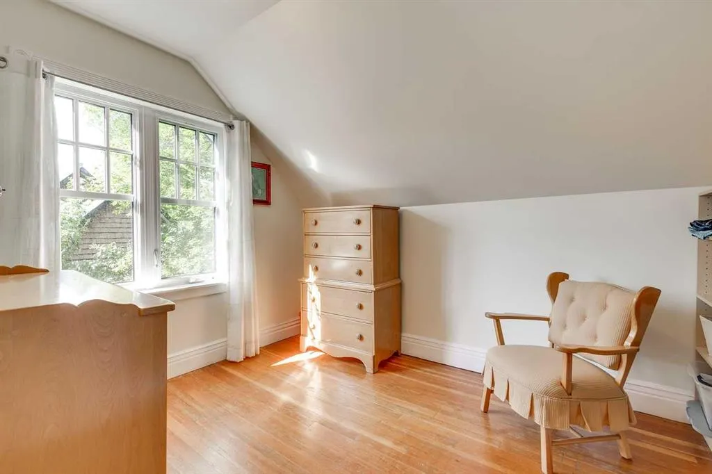 61 Elma Street W