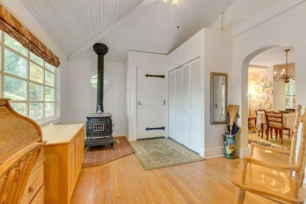 61 Elma Street W
