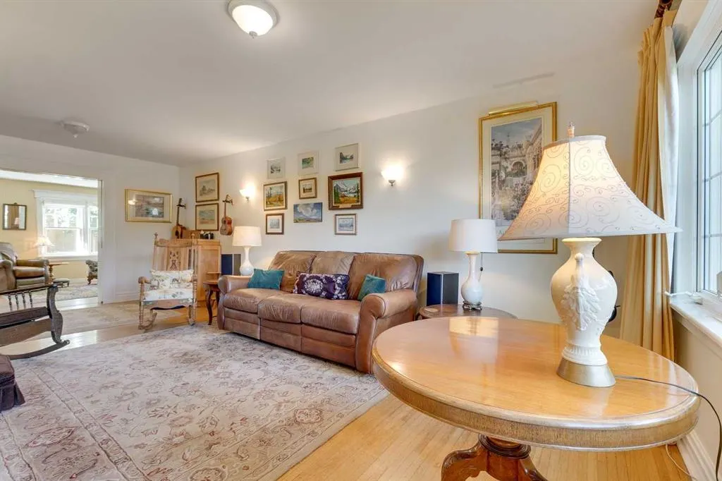 61 Elma Street W