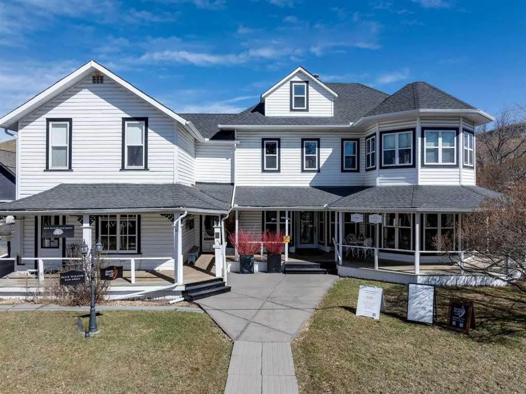 61 Elma Street W