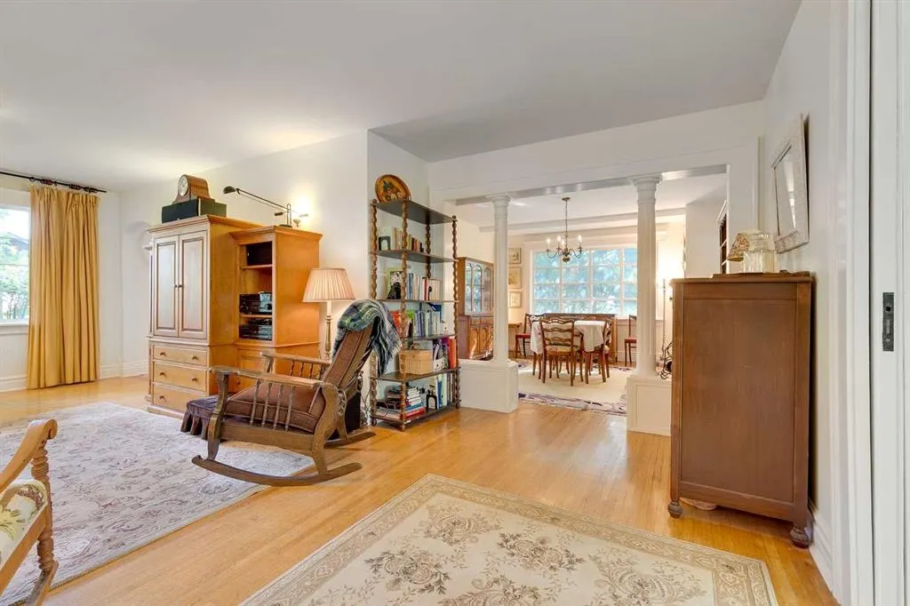 61 Elma Street W